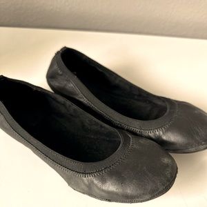 Black Slip-on flats 🥿